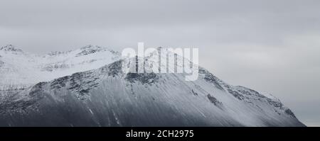 Erster Schneefall auf die isländischen Fjorde Stockfoto
