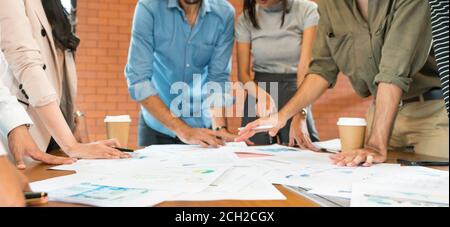 Nahaufnahme einer Gruppe von asiatischen kaukasischen Geschäftsteams Brainstorming zur Analyse der Papierarbeit im Besprechungsraum nach dem Büro Von der Stadtsperre wieder öffnen Stockfoto