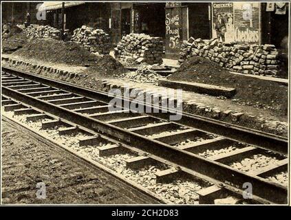 . Die Straßenbahn Zeitschrift . STOCK YARDS DER CLEVELAND ELECTRIC RAILWAY TIE wiegt 167 Pfund und kostet jeweils 2.50 Dollar. Einschließlich der Arbeitskosten für die Installation kostet es 6,120 US-Dollar pro Meile, und es wird behauptet, dass die Lebensdauer dreißig Jahre beträgt, nach deren Ablauf sie 900 US-Dollar pro Meile für Schrott wert sein sollten. Der Hersteller behauptet, dass Holz • i 1 m■- -   ... .fr^.V&lt;^ -4! M Dampfstraße in einer Ecke und mit eigener Linie im Gegenpunkt. Die beiliegenden Abbildungen zeigen das Layout in sehr vollständiger Weise. Es gibt viel Platz für die Lagerung von großen Gleichheiten von Material aller Art. Es gibt eine große Rev Stockfoto