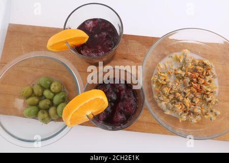 Wermut aperitiv mit Oliven und Konservenmuscheln Stockfoto