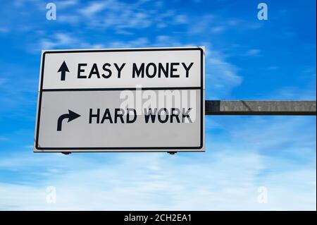 Einfaches Geld im Vergleich zu harter Arbeit. Weißes zweipfeiliges Straßenschild auf Metallmast. Stockfoto