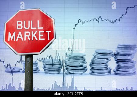 Bullenmarkt Straßenschild auf Wirtschaft Hintergrund Stockfoto