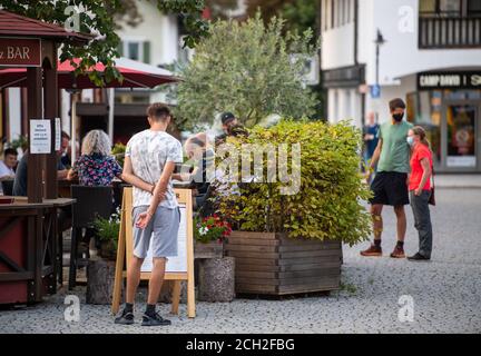 Garmisch Partenkirchen, Deutschland. September 2020. Ein Mann schaut sich eine Speisekarte einer Bar in Garmisch Partenkirchen an. Quelle: Lino Mirgeler/dpa/Alamy Live News Stockfoto