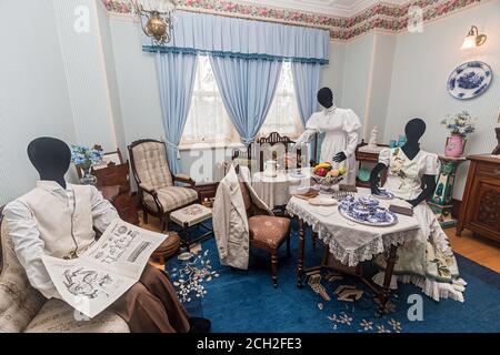 Morgenraum im Regierungsgebäude in Regina, Saskatchewan, Kanada. Gäste können hier ein zwangloses Frühstück genießen. Das Haus diente bis 1945 als offizieller Wohnsitz des Vizegouverneure der NW Territories und später der Provinz Saskatchewan. Die Einrichtung und Kleidung werden ausgewählt, um die Zeit des Vizegouverneurs Amedee Forget (1898-1910) zu repräsentieren. Eigentumsfreigabe nicht erforderlich, da dieses Museum im Besitz der kanadischen Regierung ist und für die Öffentlichkeit kostenlos zugänglich ist. Stockfoto