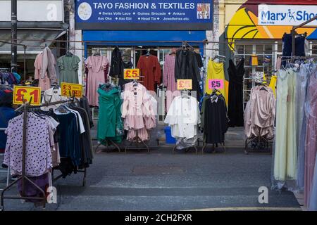 Viele Kleiderstände mit Preisvorführen. Petticoat Lane Market. London Stockfoto