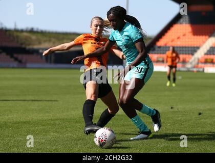 London, Großbritannien. September 2020. Olivia Smith von London Bees und Rinsola Babajide von Liverpool Women kämpfen während des FA Women's Championship Matches London Bees gegen Liverpool Women um Besitz. Jacques Feeney/SPP Kredit: SPP Sport Pressefoto. /Alamy Live Nachrichten Stockfoto