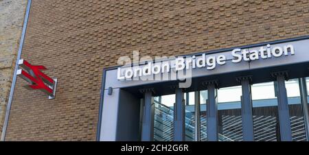 London Bridge Station Schild gegen eine Ziegelmauer. London Stockfoto