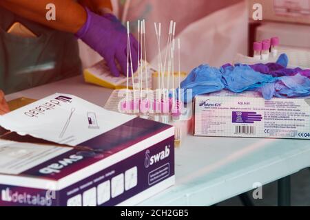 A Coruna-Spain -August 18, 2020: PCR-Test (Mund- und Nasenabstrich), um das Vorhandensein oder Fehlen des Covid-19 zu bestimmen. Stockfoto