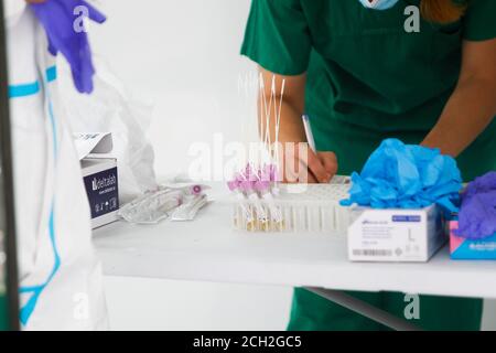 Ein Coruna-Spanien -18. August 2020: Ein Gesundheitsarbeiter verwendet einen PCR-Test (Mund- und Nasenabstrich) auf eine Person in einem Auto Stockfoto