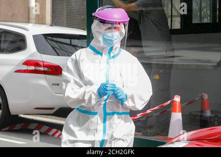 A Coruna-Spain -August 18, 2020: Ein Mitarbeiter im Gesundheitswesen verwendet einen PCR-Test (Mund- und Nasenabstrich) auf eine Person in einem Auto, um die Anwesenheit oder Abwesenheit zu bestimmen Stockfoto