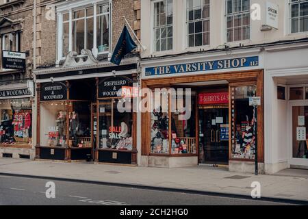 Oxford, Großbritannien - 04. August 2020: Außenansicht der Geschäfte Varsity und Shepherd & Woodward in Oxford, einer Stadt in England, die für ihre prestigeträchtige Universität berühmt ist Stockfoto