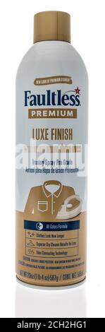 Winneconne , WI - 12 September 2020: Eine Dose makellose Premium-Luxe-Finish Stärkespray auf einem isolierten Hintergrund. Stockfoto