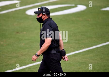 Landover, Usa. September 2020. Washington Football Team Trainer Ron Rivera cachert sein Team gegen die Philadelphia Eagles im ersten Quartal auf FedEx Feld in Landover, Maryland am 13. September 2020. Foto von Kevin Dietsch/UPI Kredit: UPI/Alamy Live News Stockfoto