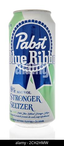 Winneconne , WI - 12 September 2020: Eine Dose Pabst blaues Band stärkere Seltzer Bier auf einem isolierten Hintergrund. Stockfoto