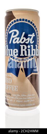 Winneconne , WI - 12 September 2020: Eine Dose Pabst blau Band harten Kaffee Bier auf einem isolierten Hintergrund. Stockfoto