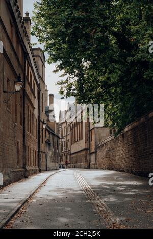 Oxford, Großbritannien - 04. August 2020: Blick auf eine ruhige Straße in Oxford, einer Stadt in England, die für ihre prestigeträchtige Universität berühmt ist und im 12. Jahrhundert gegründet wurde Stockfoto