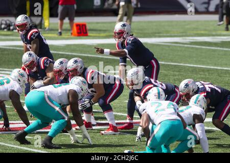 Foxborough, Usa. September 2020. New England Patriots Quarterback Cam Newton (1) nennt ein Spiel auf der Linie der Scrimmage im ersten Quartal gegen die Miami Dolphins im Gillette Stadium in Foxborough, Massachusetts am Sonntag, 13. September 2020. Foto von Matthew Healey/UPI Kredit: UPI/Alamy Live Nachrichten Stockfoto