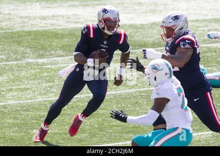 Foxborough, Usa. September 2020. New England Patriots Quarterback Cam Newton (1) lädt am Sonntag, den 13. September 2020, im Gillette Stadium in Foxborough, Massachusetts, in die Endzone für einen Touchdown gegen die Miami Dolphins ein. Foto von Matthew Healey/UPI Kredit: UPI/Alamy Live Nachrichten Stockfoto