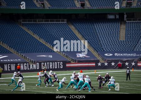 Foxborough, Usa. September 2020. New England Patriots läuft zurück Sony Michel (26) trägt den Ball gegen die Miami Dolphins im ersten Quartal im Gillette Stadium in Foxborough, Massachusetts am Sonntag, 13. September 2020. Foto von Matthew Healey/UPI Kredit: UPI/Alamy Live Nachrichten Stockfoto