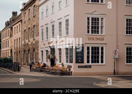 Oxford, Großbritannien - 04. August 2020: Menschen außerhalb der Kings Arms Pub in Oxford, eine Stadt in England berühmt für seine prestigeträchtige Universität, gegründet in der Stockfoto