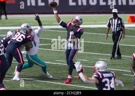 Foxborough, Usa. September 2020. New England Patriots Quarterback Cam Newton (1) geht am Sonntag, den 13. September 2020 im Gillette Stadium in Foxborough, Massachusetts gegen die Miami Dolphins. Foto von Matthew Healey/UPI Kredit: UPI/Alamy Live Nachrichten Stockfoto