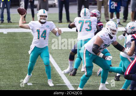 Foxborough, Usa. September 2020. Miami Dolphins Quarterback Ryan Fitzpatrick (14) fällt für einen Pass im ersten Quartal gegen die New England Patriots am Sonntag, 13. September 2020 im Gillette Stadium in Foxborough, Massachusetts. Foto von Matthew Healey/UPI Kredit: UPI/Alamy Live Nachrichten Stockfoto