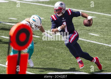 Foxborough, Usa. September 2020. New England Patriots Quarterback Cam Newton (1) versucht, einem Angriff von Miami Dolphins Linebacker Andrew Van Ginkel (43) auf einen Keeper im ersten Quartal gegen die Miami Dolphins am Gillette Stadium in Foxborough, Massachusetts am Sonntag, 13. September 2020 auszuweichen. Foto von Matthew Healey/UPI Kredit: UPI/Alamy Live Nachrichten Stockfoto