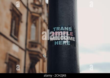 Trans People Willkommen hier Aufkleber auf einem Laternenpfosten in Oxford, Großbritannien, selektiver Fokus. Stockfoto