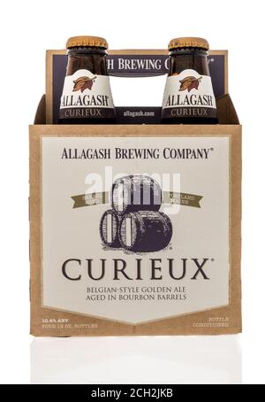 Winneconne , WI - 12 September 2020: Ein Viererpack Curieux Belgischen Stil golden gereift in Bourbon-Fässern Bier von Allagash Brauen auf einem isolierten Rücken Stockfoto