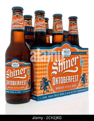 Winneconne , WI - 12. September 2020: Ein Sixpack Shiner Oktoberfest Bier von Spoetzel auf einem isolierten Hintergrund brauen. Stockfoto