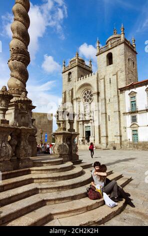 Porto, Portugal : EIN junges Paar umarmt sich neben der Kathedrale von Porto, erbaut im 12. Jahrhundert, mit barocken und 20. Jahrhundert Modifikationen. Stockfoto