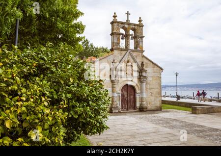 Cangas de Morrazo, Vigo, Spanien : Capela do Hospital Kapelle erbaut 1711 in den Gärten von Xardíns do Señal an der Promenade von Cangas. Stockfoto