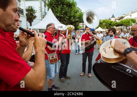 Saint Jean de Luz, französisches Baskenland, Frankreich - 13. Juli 2019: EINE traditionelle Musikertruppe wird während der Celebrati auf Dem Place Louis XVI auftreten Stockfoto