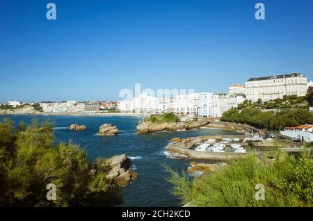 Biarritz, Französisch Baskenland, Frankreich - 19. Juli 2019 : Stadtbild mit dem Fischerhafen im Vordergrund. Stockfoto