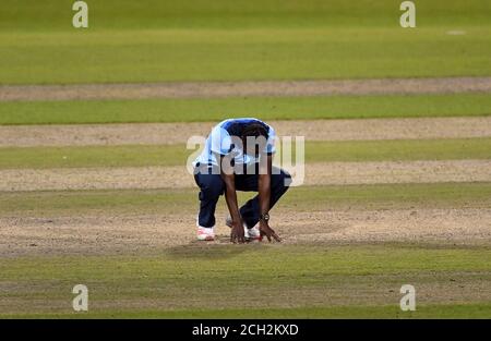 Der englische Jofra Archer reagiert, nachdem er seine zugeteilten Bowlingbahnen während des zweiten Royal London ODI-Spiels im Emirates Old Trafford in Manchester beendet hat. Stockfoto