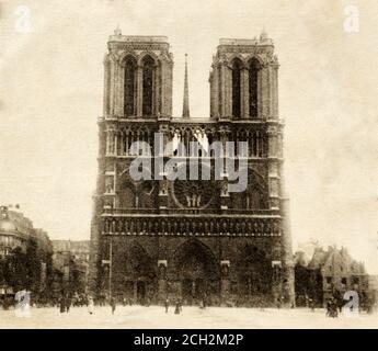 Eine historische Außenansicht der Türme an der westlichen façade von Notre-Dame, Paris, aus einer Postkarte um 1903. Stockfoto