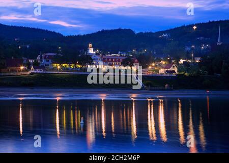 Skyline des Dorfes Tadoussac in der Abenddämmerung in Quebec, Kanada Stockfoto