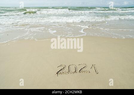 2021 Inschrift auf den Sand geschrieben, Neues Jahr kommt Konzept Stockfoto