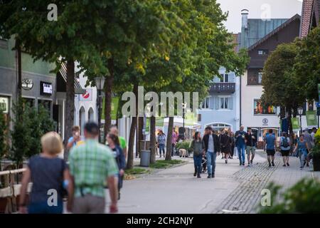 Garmisch Partenkirchen, Deutschland. September 2020. Passanten gehen durch das Stadtzentrum. Nach einem heftigen Coronaausbruch im oberbayerischen Garmisch-Partenkirchen ist noch unklar, welche Folgen der mutmaßliche Täter zu erwarten hat. Die Behörden gehen davon aus, dass der Ausbruch durch einen sogenannten Superstreuer verursacht wurde. Quelle: Lino Mirgeler/dpa/Alamy Live News Stockfoto