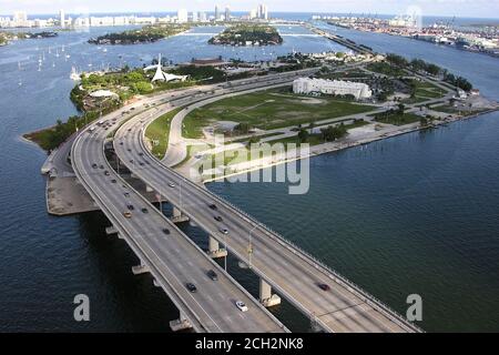 Miami, Florida, USA - September 2005: Luftaufnahme des MacArthur Causeway zwischen Miami und Miami Beach. Stockfoto