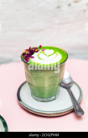 Rose Matcha aus grünem Teepulver Stockfoto