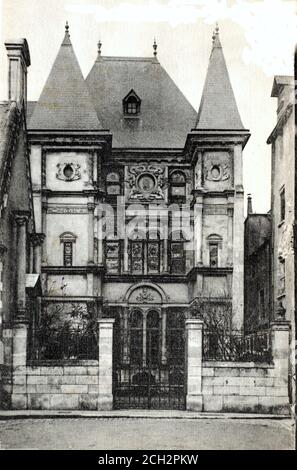 Eine historische Ansicht des Maison de Diane de Poitiers auch bekannt als Hotel Cabu in Orléans, die ein historisches Museum in Orléans, Centre-Val de Loire, Frankreich untergebracht, aus einer Postkarte c.frühen 1900s entnommen. Stockfoto