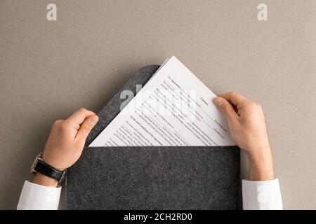 Überblick über die Hände des zeitgenössischen Managers oder Maklers, der finanzielle nimmt Vertrag Stockfoto