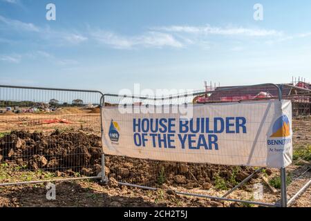 Hausbauer des Jahres Zeichen vor Bennett Homes St Edmund's Park Entwicklung. Neues Anwesen von Häusern auf dem Grünfeld am Rande von Hunstanton. Stockfoto