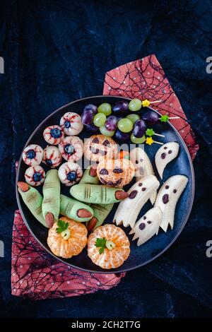 Gesunde Früchte Halloween Leckereien. Bananenschwärmen, Clementine Orange Pumpkins und Lychee Eyes Stockfoto