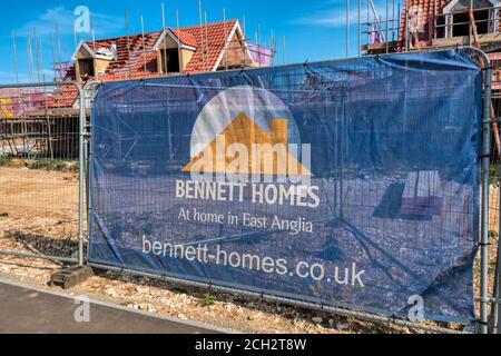 Schild oder Banner für Bennett Homes vor der St Edmund's Park Entwicklung, ein neues Anwesen von Häusern auf einem Greenfield-Gelände am Rande von Hunstanton. Stockfoto