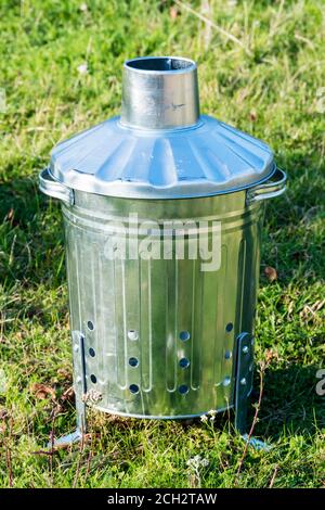 Neue kleine verzinkte Stahlverbrennungsanlage mit Kamin zum Brennen kleiner Mengen von Haushaltspapier oder Gartenmüll. Stockfoto