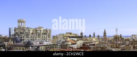 Luftpanorama Blick auf das Zentrum von Barcelona. Mittelmeer im Hintergrund. Stockfoto