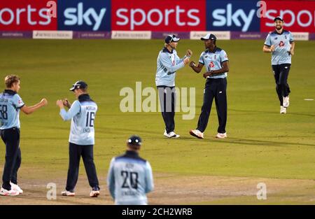 Der englische Jofra Archer (Mitte rechts) feiert mit Joe Root, nachdem er beim zweiten Royal London ODI-Spiel im Emirates Old Trafford in Manchester den Fang genommen hat, um den Australier Adam Zampa zu entlassen. Stockfoto