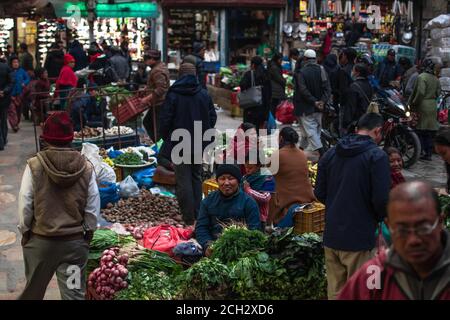 Kathmandu, Nepal - Dezember 22 2019: Nicht identifizierte Menschen gehen am 22. Dezember auf einen lokalen Straßenmarkt, um Obst, Gemüse und Kleidung zu kaufen und zu verkaufen Stockfoto